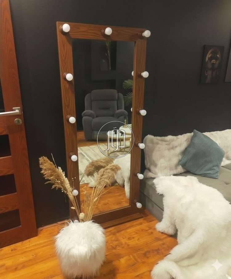 مرايا مضيئة