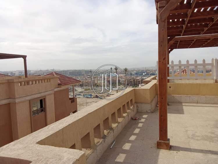 للبيع بالخمائل مرحلة ثانية الهضبه بنت هاوس 280م دور ثانى برووف نصف تشطيب