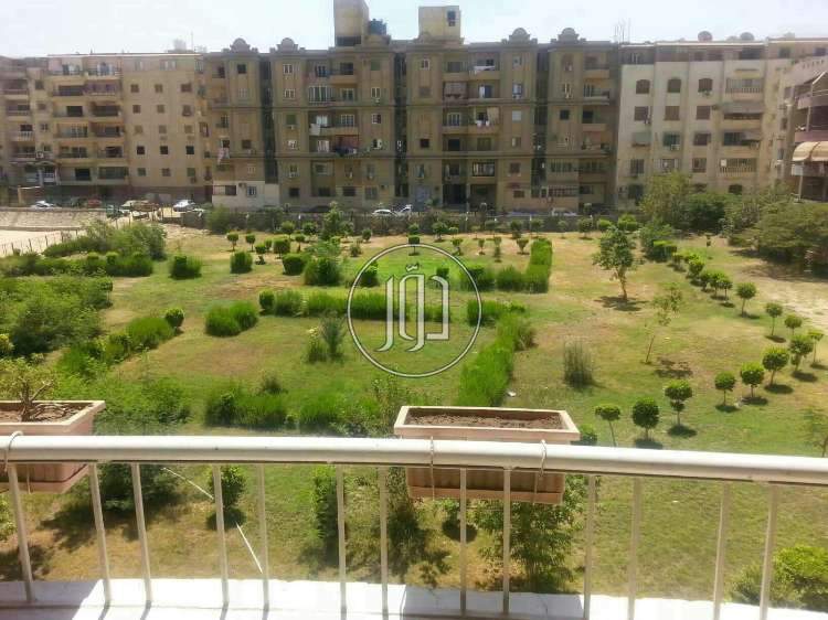 شقه للبيع بالمقطم الهضبه العليا ، شارع مسجد الصفا ، تطل بالكامل علي حديقه