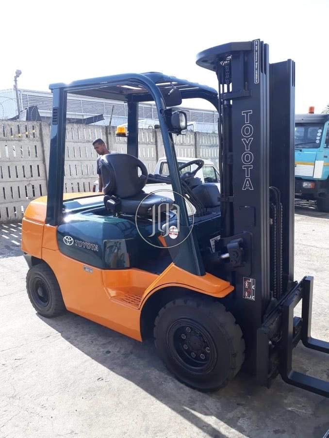 روافع شوكيه للايجار forklifts