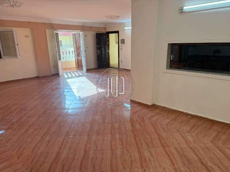 شقة للبيع بالحي الرابع قريب من المحور المركزي وبنك الاسكان والتعمير