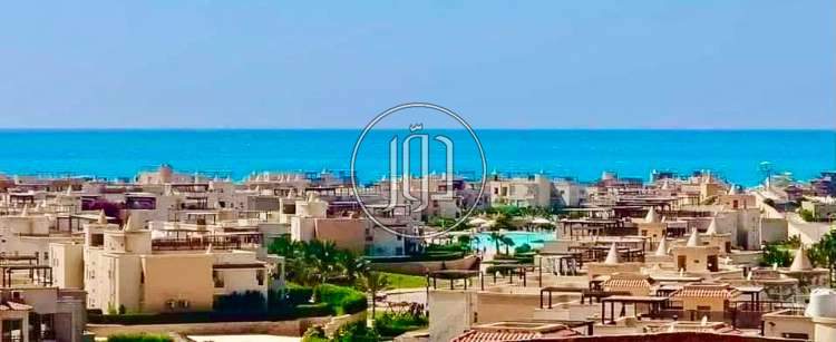 شقه فيو بحر بالفرش للبيع بالساحل الشمالي