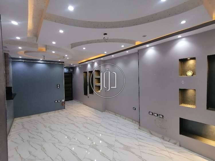 شقة بموقع مميز بجوار النادي تشطيب مهندس ديكور بمطبخ جديد وموقد بلت ان