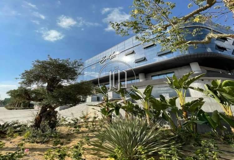 فرصة مكتب للايجار مباشرة على التسعين الجنوبى التجمع الخامس