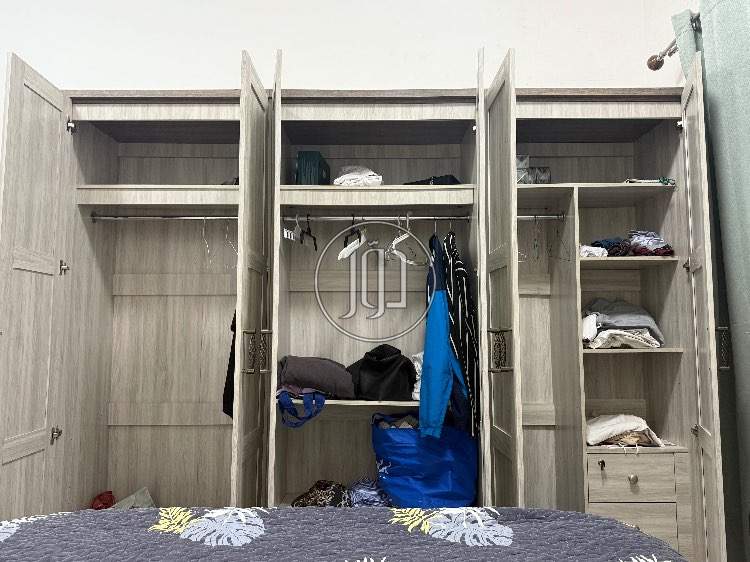 غرفة نوم بحالة ممتازة جدا